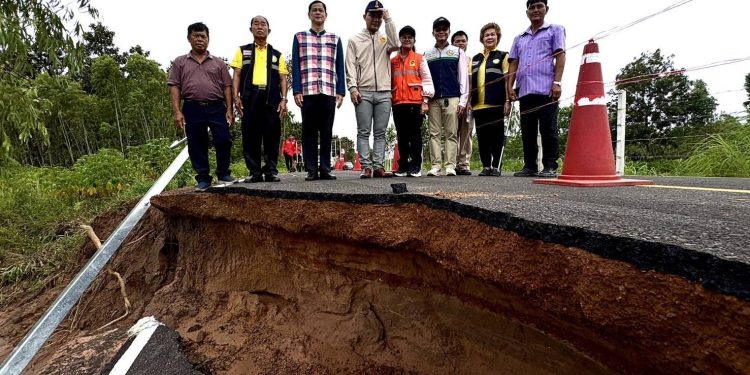 อำนาจเจริญ ฝนตกสะสมส่งผลให้ถนนที่จังหวัดอำนาจเจริญทรุดตัวยาวกว่า 10 เมตร