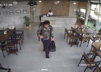 กาญจนบุรี – ผวจ.กาญจน์ สั่งค้นหาหนุ่มวัยรุ่นชาวอังกฤษวัย 19 ปี หลังหายออกจากบ้านที่เมืองพัทยาตั้งแต่ 26 ก.ย.68 ล่าสุดพบกล้องวงจรปิดจับภาพเอาไว้ได้ที่ชายแดนสังขละบุรี หวั่นถูกหลอกหนีข้ามฝั่งร่วมแก๊งคอลเซ็นเตอร์