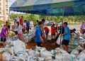 สิงห์บุรี / ชาวพรหมบุรี หมู่ 3 ตำบลโรงช้าง ร่วมใจวัด–โรงเรียน–ชุมชน กรอกกระสอบทรายสู้ภัยน้ำท่วม