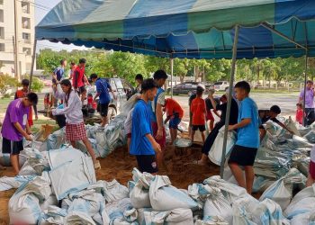 สิงห์บุรี / ชาวพรหมบุรี หมู่ 3 ตำบลโรงช้าง ร่วมใจวัด–โรงเรียน–ชุมชน กรอกกระสอบทรายสู้ภัยน้ำท่วม