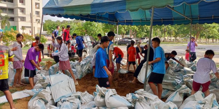 สิงห์บุรี / ชาวพรหมบุรี หมู่ 3 ตำบลโรงช้าง ร่วมใจวัด–โรงเรียน–ชุมชน กรอกกระสอบทรายสู้ภัยน้ำท่วม 12 สิงห์บุรี / ชาวพรหมบุรี หมู่ 3 ตำบลโรงช้าง ร่วมใจวัด–โรงเรียน–ชุมชน กรอกกระสอบทรายสู้ภัยน้ำท่วม