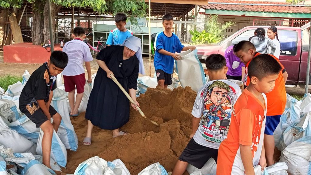 สิงห์บุรี / ชาวพรหมบุรี หมู่ 3 ตำบลโรงช้าง ร่วมใจวัด–โรงเรียน–ชุมชน กรอกกระสอบทรายสู้ภัยน้ำท่วม 13 Talknews Online