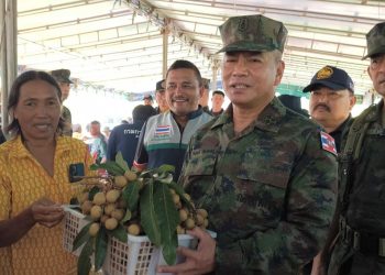 จันทบุรี/ผบ.ทร.ลงพื้นที่ชายแดน อ.โป่งน้ำร้อน มอบสิ่งของบำรุงขวัญและลงพื้นที่เยี่ยมชมการสร้างถนนยุทธศาสตร์เลียบชายแดน