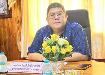 “นายดำรงเกียรติ กิตติประภัสร์” ทต.เด่นชัย มอบให้ จนท.งานกองช่างปรับปรุงภูมิทัศน์และติดตั้งราวกันตก บริเวณตลาดสดเด่นชัย