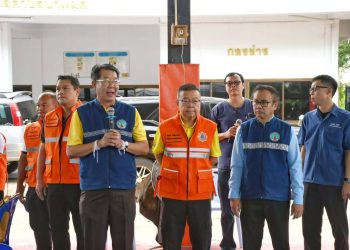 รองอธิบดี กรม ปภ.และผู้ว่าแพร่ “ร่วมมอบ” เงินเยียวยาผู้ประสบภัยน้ำท่วม ต.ป่าแมต และเสนอ 2 โครงการ เพื่อป้องกันน้ำท่วมอย่างยั่งยืน