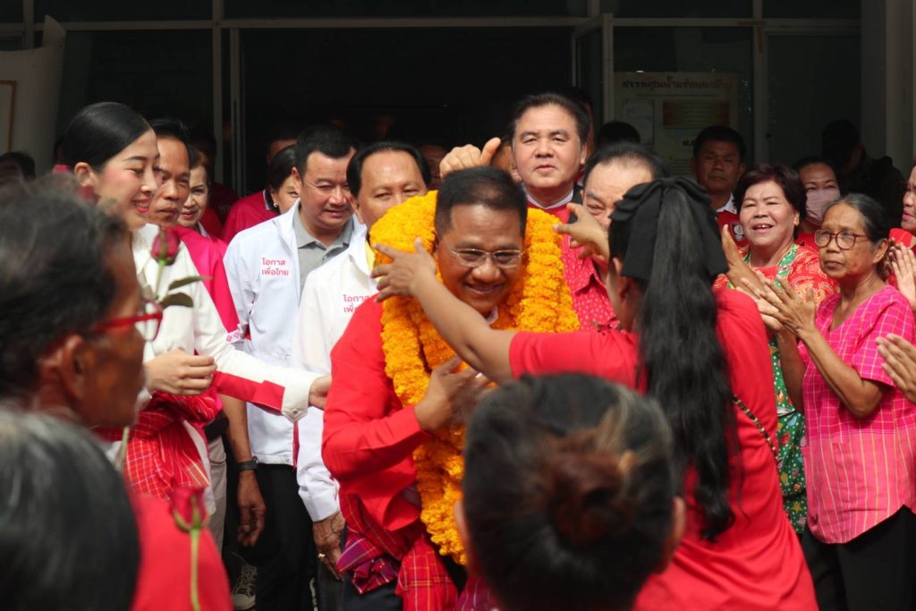 กาญจนบุรี - เหลือก 12 วัน กกต.กาญจน์ จัดให้มีการลงคะแนนเลือกตั้งซ่อม สส.เขต 4 กาญจนบุรี กรณีนายศักดิ์ดา วิเชียร์ศิลป์ ลาไปเป็น รมช.มหาดไทย ครั้งนี้มีบุตรสาวมาลงแข่ง กับ อดีตนายทหารยศ พล.อ. ทั้ง 2 ลงพบชาวบ้านแต่เช้ายันค่ำทุกวัน 13 Talknews Online