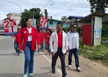 กาญจนบุรี – เหลือก 12 วัน กกต.กาญจน์ จัดให้มีการลงคะแนนเลือกตั้งซ่อม สส.เขต 4 กาญจนบุรี กรณีนายศักดิ์ดา วิเชียร์ศิลป์ ลาไปเป็น รมช.มหาดไทย ครั้งนี้มีบุตรสาวมาลงแข่ง กับ อดีตนายทหารยศ พล.อ. ทั้ง 2 ลงพบชาวบ้านแต่เช้ายันค่ำทุกวัน