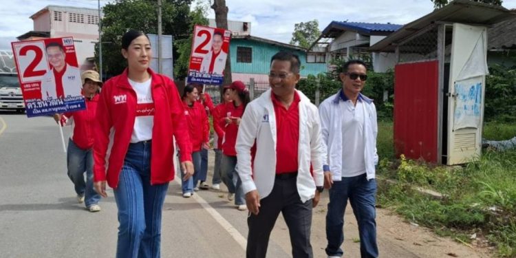 กาญจนบุรี - เหลือก 12 วัน กกต.กาญจน์ จัดให้มีการลงคะแนนเลือกตั้งซ่อม สส.เขต 4 กาญจนบุรี กรณีนายศักดิ์ดา วิเชียร์ศิลป์ ลาไปเป็น รมช.มหาดไทย ครั้งนี้มีบุตรสาวมาลงแข่ง กับ อดีตนายทหารยศ พล.อ. ทั้ง 2 ลงพบชาวบ้านแต่เช้ายันค่ำทุกวัน 12 กาญจนบุรี – เหลือก 12 วัน กกต.กาญจน์ จัดให้มีการลงคะแนนเลือกตั้งซ่อม สส.เขต 4 กาญจนบุรี กรณีนายศักดิ์ดา วิเชียร์ศิลป์ ลาไปเป็น รมช.มหาดไทย ครั้งนี้มีบุตรสาวมาลงแข่ง กับ อดีตนายทหารยศ พล.อ. ทั้ง 2 ลงพบชาวบ้านแต่เช้ายันค่ำทุกวัน