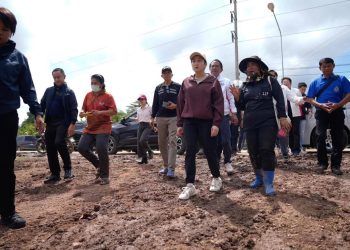 แพทองธาร’ นำทีมเพื่อไทยลงอุตรดิถต์จุดแรก อ.ทองแสนขัน ลุยน้ำท่วมช่วยเหลือประชาชน พร้อมพูดคุยให้กำลังใจพร้อมผลักดันช่วยเหลือและเยียวยาผ่าน สส. ในพื้นที่ให้ถึงที่สุด