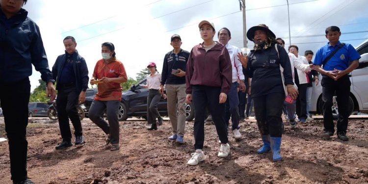 แพทองธาร’ นำทีมเพื่อไทยลงอุตรดิถต์จุดแรก อ.ทองแสนขัน ลุยน้ำท่วมช่วยเหลือประชาชน พร้อมพูดคุยให้กำลังใจพร้อมผลักดันช่วยเหลือและเยียวยาผ่าน สส. ในพื้นที่ให้ถึงที่สุด