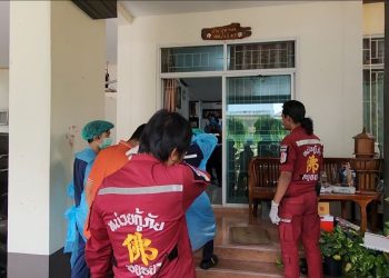 หนุ่ม พกปืน บุกง้ออดีตภรรยาถึงบ้าน มีปากเสียงพ่อตา ยิ่งใส่พ่อต้า ไป1 นัด ปืนขัดลำคว้ากรรไกรแทงซ้ำ พ่อตายิงสวนลูกเขยเจ็บสาหัส