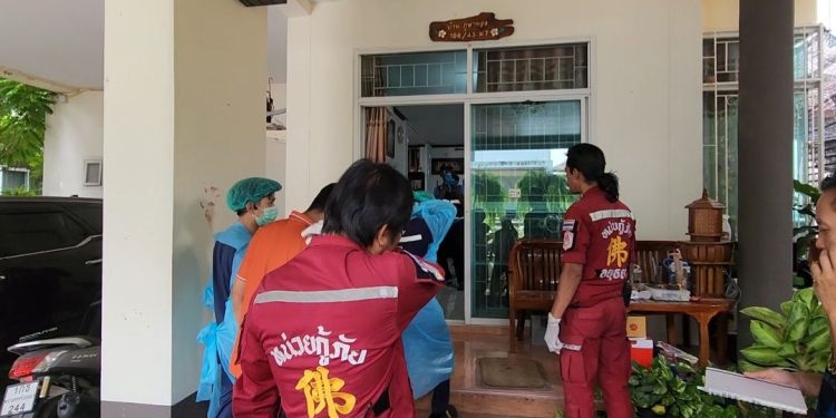 หนุ่ม พกปืน บุกง้ออดีตภรรยาถึงบ้าน มีปากเสียงพ่อตา ยิ่งใส่พ่อต้า ไป1 นัด ปืนขัดลำคว้ากรรไกรแทงซ้ำ พ่อตายิงสวนลูกเขยเจ็บสาหัส