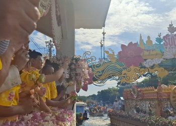 ประชาชนนับหมื่นแห่นมัสการ หลวงพ่อโตจำลอง ในงานประเพณีรับบัว อำเภอบางพลี จังหวัดสมุทรปราการ ซึ่งมีหนึ่งเดียวในโลก แห่งเดียวในไทย ประจำปี 68 ครั้งที่ 90