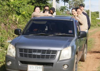 กาญจนบุรี – รัฐมนตรีช่วยมหาดไทย นั่งกระบะชาวบ้าน ส่วนผู้ว่าฯพร้อมรองนั่งจักรยานยนต์ ลุยไปดูบ่อบำบัดน้ำเสีย! รมช.สั่งเร่งผลักดันแผนการบริหารจัดการขยะมูลฝอยอย่างยั่งยืน โดยมุ่งเน้นการใช้กลไกหลัก 2 ส่วน เน้น Cluster และ 3Rs เพื่อแก้ไขปัญหาสิ่งแวดล้อมและลดปริมาณขยะในพื้นที่ ชมนายกแก่งเสี้ยน เร่งทำหน้าที่เต็มที่