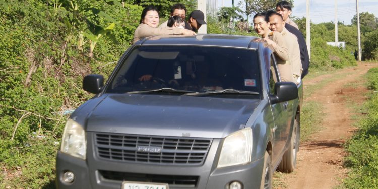 กาญจนบุรี – รัฐมนตรีช่วยมหาดไทย นั่งกระบะชาวบ้าน ส่วนผู้ว่าฯพร้อมรองนั่งจักรยานยนต์ ลุยไปดูบ่อบำบัดน้ำเสีย! รมช.สั่งเร่งผลักดันแผนการบริหารจัดการขยะมูลฝอยอย่างยั่งยืน โดยมุ่งเน้นการใช้กลไกหลัก 2 ส่วน เน้น Cluster และ 3Rs เพื่อแก้ไขปัญหาสิ่งแวดล้อมและลดปริมาณขยะในพื้นที่ ชมนายกแก่งเสี้ยน เร่งทำหน้าที่เต็มที่