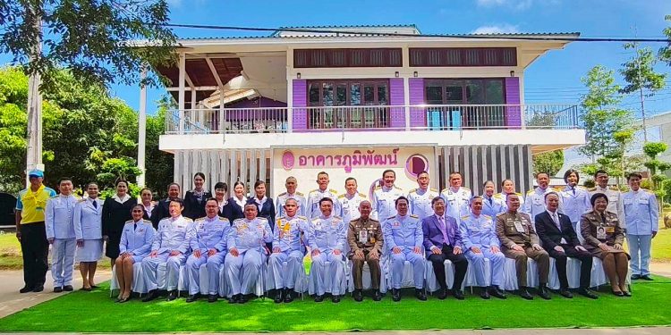 (สุรินทร์)พระบาทสมเด็จพระเจ้าอยู่หัว และสมเด็จพระกนิษฐาธิราชเจ้า โปรดเกล้าให้นายเกษม วัฒนชัย องคมนตรี ลงพื้นที่จังหวัดสุรินทร์ เพื่อติดตามความก้าวหน้าโรงพยาบาลและมอบเงินพระราชทานพร้อมถุงยังชีพแก่ผู้ประสบภัยชายแดนไทย–กัมพูชา