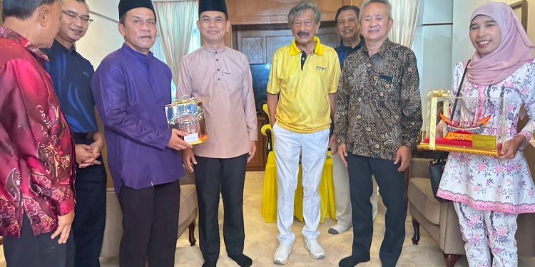 นายอำเภอเบตง พร้อม นายกเทศมนตรีเมืองเบตง นายกเทศมนตรีเมืองเบตง เข้าเฝ้าองค์รัชทายาท รัฐเปรัค ประเทศมาเลเซีย เชื่อมความสัมพันธ์ระหว่างไทย – มาเลเซีย