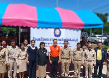 สิงห์บุรี / มูลนิธิอาสาเพื่อนพึ่ง (ภาฯ) ยามยาก สภากาชาดไทย เยี่ยมโรงครัวพระราชทานและให้กำลังใจผู้ประสบอุทกภัย ตำบลชีน้ำร้าย จังหวัดสิงห์บุรี