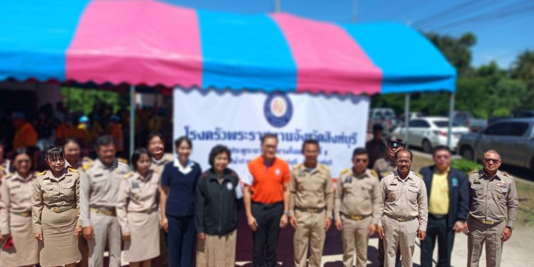 สิงห์บุรี / มูลนิธิอาสาเพื่อนพึ่ง (ภาฯ) ยามยาก สภากาชาดไทย เยี่ยมโรงครัวพระราชทานและให้กำลังใจผู้ประสบอุทกภัย ตำบลชีน้ำร้าย จังหวัดสิงห์บุรี