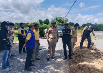 สิงห์บุรี / รองผู้ว่าฯลงพื้นที่ตรวจแนวคันดินป้องกันน้ำล้นตลิ่งอำเภอพรหมบุรี