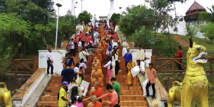 ตักบาตรเทโวฯ ที่แม่ฮ่องสอนหนึ่งในภาพจำของปอยเหลินสิบเอ็ดของชาวไทยและเทศกับควสมสวยงามดั่งเทพนิยาย