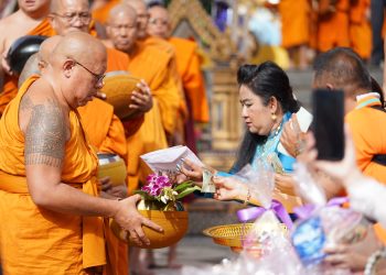 นครปฐม พุทธศาสนิกชน ญาติโยมร่วมบุญสืบสานพิธีตักบาตรเทโวโรหณะ วัดไผ่ล้อมพระอารามหลวง