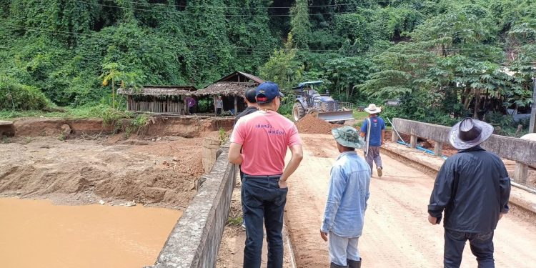 นายก อบจ.แม่ฮ่องสอน ลงพื้นที่เร่งรัดเครื่องจักรกล แก้ปัญหาเรื่องเส้นทางคมนาคมในพื้นที่ตำบลบ้านกาศ เพื่อช่วยเหลือประชาชนที่ประสบความเดือดร้อนเป็นการเร่งด่วน 12 นายก อบจ.แม่ฮ่องสอน ลงพื้นที่เร่งรัดเครื่องจักรกล แก้ปัญหาเรื่องเส้นทางคมนาคมในพื้นที่ตำบลบ้านกาศ เพื่อช่วยเหลือประชาชนที่ประสบความเดือดร้อนเป็นการเร่งด่วน