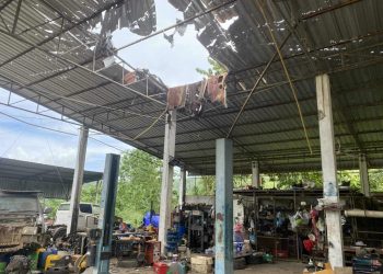 กาญจนบุรี – ทหารเมียนมา ส่งเครื่องบิน Y-12 ทิ้งระเบิด ชุนชนบ้านทิกิ ร่วม 30 ลูก เบื้องต้นอยู่ระหว่างตรวจสอบ ส่วนชายแดนกาญจน์ไร้ผลกระทบ แต่ผู้อพยพเริ่มทยอยหลบภัยที่ไม้กระดก