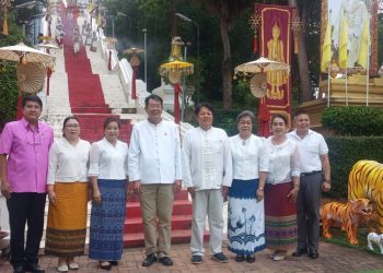 ผู้ว่าแพร่ นำพุทธศาสนิกชนร่วมทำบุญสืบสานประเพณีตักบาตรเทโวโรหณะประจำปี 2568