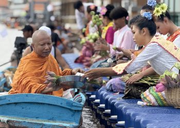 ปทุมธานี ประชาชนนับร้อยร่วมสืบสานประเพณีตักบาตรพระร้อยร่วมใจถวายบัว
