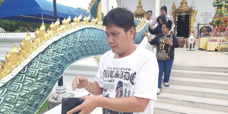 ปทุมธานี ยังฟีเวอร์ไม่หยุดสายมูแห่โกยเกล็ดพญานาคเข้ากระเป๋า พ่อปู่ศรีสุทโธแม่ย่าปทุมมาดลหายป่วยโรคร้ายสาวรีบแก้บน ไอ้ไข่วัดบึงบาให้โชคยกครอบครัว 5 งวดติด