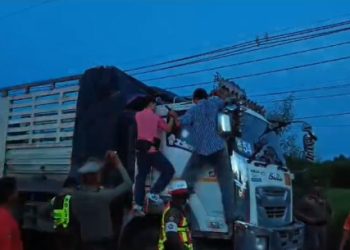 ชัยภูมิ ตำรวจไล่ล่าระทึกรถ18ล้อพ่วงซิ่งหนีแหกด่าน แม้เจ้าหน้าที่ยิงยางรถไว้ยังเอาไม่อยู่ตามจับได้ข้ามอำเภอ เจ้าตัวอ้างเหตุแหกด่านเพราะกลัวไฟแนนซ์ยึดรถ