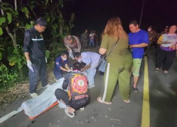 หนุ่มใหญ่กลับจากสีข้าวโพด รถจักรยานยนต์เสียหลักชนต้นไม้ตกสระน้ำ เสียชีวิตคาที่