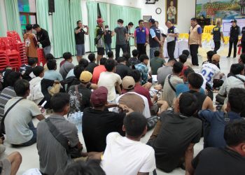 กาญจนบุรี – ฉวยโอกาสทางหลวงซ้อมแผนเตรียมรับคณะนายกรัฐมนตรี ลงพื้นที่กาญจน์วันอาทิตย์ สุดท้ายก็ไม่รอด!! ตำรวจทางหลวงไล่ล่าหกล้อบรรทุกต่างด้าว 108 คน ชาย 64 หญิง 38 เด็ก 6 ราย คนขับ 1 รวม 109 คน คนขับหกล้อรับทำมาแล้ว 4 เที่ยว