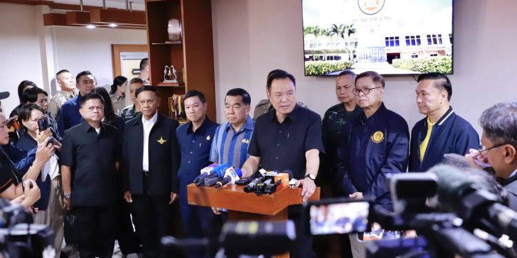 นายกรัฐมนตรี/ผอ.รมน. นำคณะฝ่ายความมั่นคงติดตามสถานการณ์ชายแดนใต้ ย้ำรัฐบาลพร้อมสนับสนุนทุกมิติ เพื่อให้ประชาชนอยู่ร่วมกันอย่างปลอดภัยและมั่นคง 12 นายกรัฐมนตรี/ผอ.รมน. นำคณะฝ่ายความมั่นคงติดตามสถานการณ์ชายแดนใต้ ย้ำรัฐบาลพร้อมสนับสนุนทุกมิติ เพื่อให้ประชาชนอยู่ร่วมกันอย่างปลอดภัยและมั่นคง