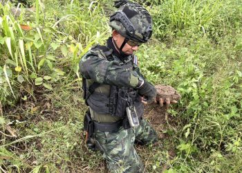 ทหารไทย พบ ทุ่นระเบิดเก่า 3 ทุ่น บ้านหนองหญ้าแก้ว เร่งเก็บกู้เรียบร้อยแล้ว ชี้ ที่ผ่านมาตรวจพบ แจ้งไปทางเขมร แต่ถูเมินเฉย ขอ ประชาชน อย่างเพิ่งเข้าพื้นที่เพื่อความปลิดภัย