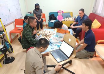 กาญจนบุรี – พบตัวแล้วหนุ่มอังกฤษวัย 19 ที่หายตัว!! ตามตัวเจอปลอดภัย อ้างเดินหลงเข้าไปในป่าลึก เก็บเศษไม้กิน ขอเข้าวัดกินรอดตาย ผู้ปกครองมารับไปเรียบร้อย