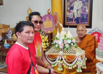 คณะศิษยานุศิษย์ “พระอาจารย์แดง” ร่วมบุญใหญ่ทอดกฐินสามัคคี วัดป้อมรามัญ สุดคึกคัก “เขาทราย แกแล็คซี่” นำทีมร่วมงาน