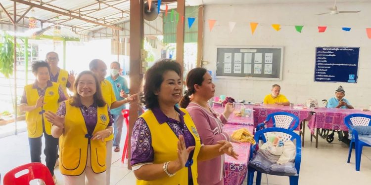 สโมสรไลออนมหาสารคาม ร่วมกิจกรรมวันสุขภาพจิตโลก ที่ศูนย์สงเคราะห์คนชรา บ้านมหาสารคามอำเภอเมือง มหาสารคามร่วม 70 คน