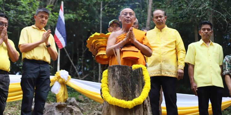 ผู้ว่าฯ ประจวบคีรีขันธ์ นำทุกภาคส่วนร่วมน้อมรำลึกพระมหากรุณาธิคุณ พระบาทสมเด็จพระบรมชนกาธิเบศร มหาภูมิพลอดุลยเดชมหาราช บรมนาถบพิตร ในกิจกรรมสืบสานประเพณีชาวกุย วางดอกไม้สีเหลืองตอเอกไม้จันทน์หอม ที่อุทยานแห่งชาติกุยบุรี 12 ผู้ว่าฯ ประจวบคีรีขันธ์ นำทุกภาคส่วนร่วมน้อมรำลึกพระมหากรุณาธิคุณ พระบาทสมเด็จพระบรมชนกาธิเบศร มหาภูมิพลอดุลยเดชมหาราช บรมนาถบพิตร ในกิจกรรมสืบสานประเพณีชาวกุย วางดอกไม้สีเหลืองตอเอกไม้จันทน์หอม ที่อุทยานแห่งชาติกุยบุรี