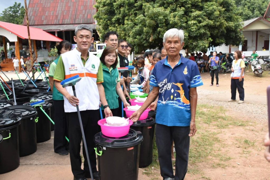 สสจ.อุตรดิตถ์ และทีมสมาคมแม่บ้านสาธารณสุข สาขาจังหวัดอุตรดิตถ์ ลงพื้นที่ เพื่อเยี่ยม สร้างขวัญกำลังใจ มอบสิ่งของเครื่องใช้จำเป็นให้กับ ประชาชนอำเภอน้ำปาด จำนวน 68 ชุด 13 Talknews Online