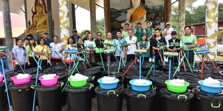 สสจ.อุตรดิตถ์ และทีมสมาคมแม่บ้านสาธารณสุข สาขาจังหวัดอุตรดิตถ์ ลงพื้นที่ เพื่อเยี่ยม สร้างขวัญกำลังใจ มอบสิ่งของเครื่องใช้จำเป็นให้กับ ประชาชนอำเภอน้ำปาด จำนวน 68 ชุด 12 สสจ.อุตรดิตถ์ และทีมสมาคมแม่บ้านสาธารณสุข สาขาจังหวัดอุตรดิตถ์ ลงพื้นที่ เพื่อเยี่ยม สร้างขวัญกำลังใจ มอบสิ่งของเครื่องใช้จำเป็นให้กับ ประชาชนอำเภอน้ำปาด จำนวน 68 ชุด