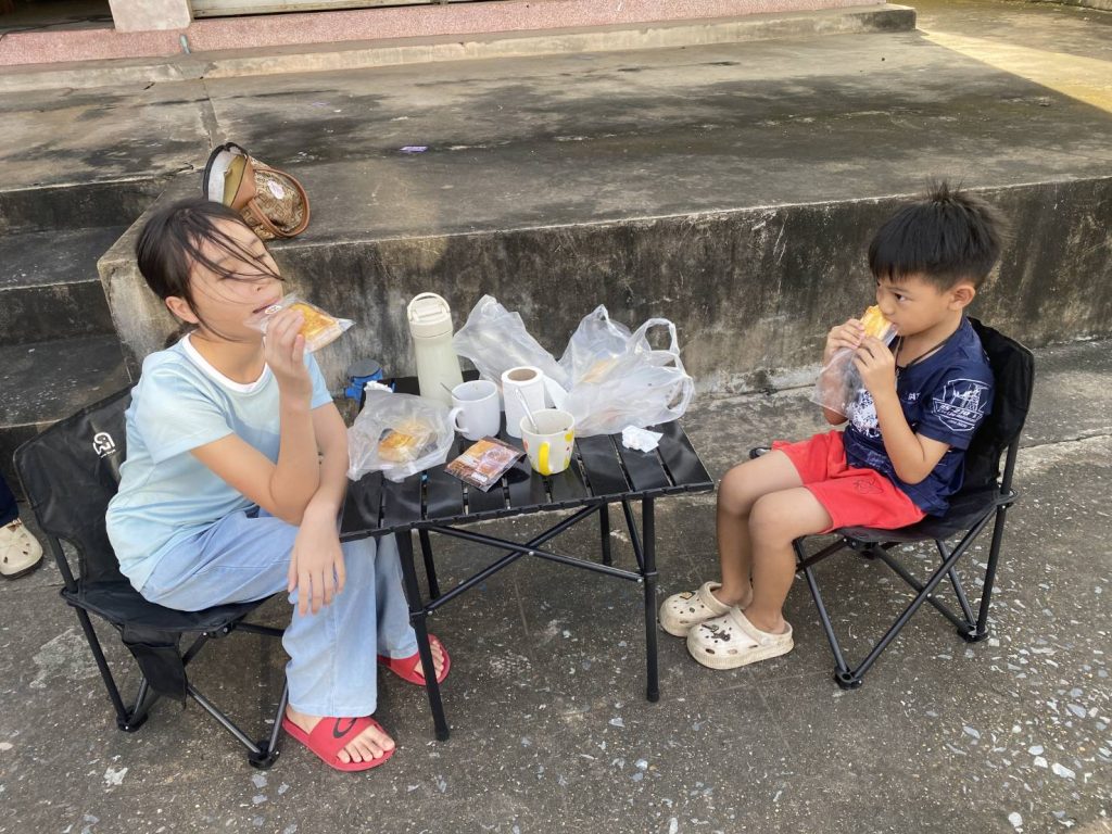 นักศึกษาวิทยาลัยเทคนิคแฝดชาย ใช้เวลาว่างช่วงปิดภาคเรียนหารายได้เพื่อเป็นทุนการศึกษาช่วยผู้ปกครองโดยทำแซนวิชย่างเนย ขนมจีบและซาลาเปา ขายทุกวันได้รายได้วันละไม่ต่ำกว่า 600 บาท 13 Talknews Online