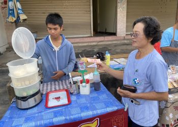 นักศึกษาวิทยาลัยเทคนิคแฝดชาย ใช้เวลาว่างช่วงปิดภาคเรียนหารายได้เพื่อเป็นทุนการศึกษาช่วยผู้ปกครองโดยทำแซนวิชย่างเนย ขนมจีบและซาลาเปา ขายทุกวันได้รายได้วันละไม่ต่ำกว่า 600 บาท 15 นักศึกษาวิทยาลัยเทคนิคแฝดชาย ใช้เวลาว่างช่วงปิดภาคเรียนหารายได้เพื่อเป็นทุนการศึกษาช่วยผู้ปกครองโดยทำแซนวิชย่างเนย ขนมจีบและซาลาเปา ขายทุกวันได้รายได้วันละไม่ต่ำกว่า 600 บาท