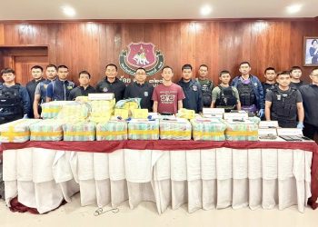 ตชด.สกัด 2 หนุ่ม ซิ่งกระบะจากเชียงแสนยิงปะทะหนีเข้าซอยไม่รอดพบขนยาบ้า 2 ล้านเม็ด