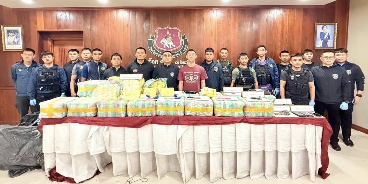 ตชด.สกัด 2 หนุ่ม ซิ่งกระบะจากเชียงแสนยิงปะทะหนีเข้าซอยไม่รอดพบขนยาบ้า 2 ล้านเม็ด 12 ตชด.สกัด 2 หนุ่ม ซิ่งกระบะจากเชียงแสนยิงปะทะหนีเข้าซอยไม่รอดพบขนยาบ้า 2 ล้านเม็ด