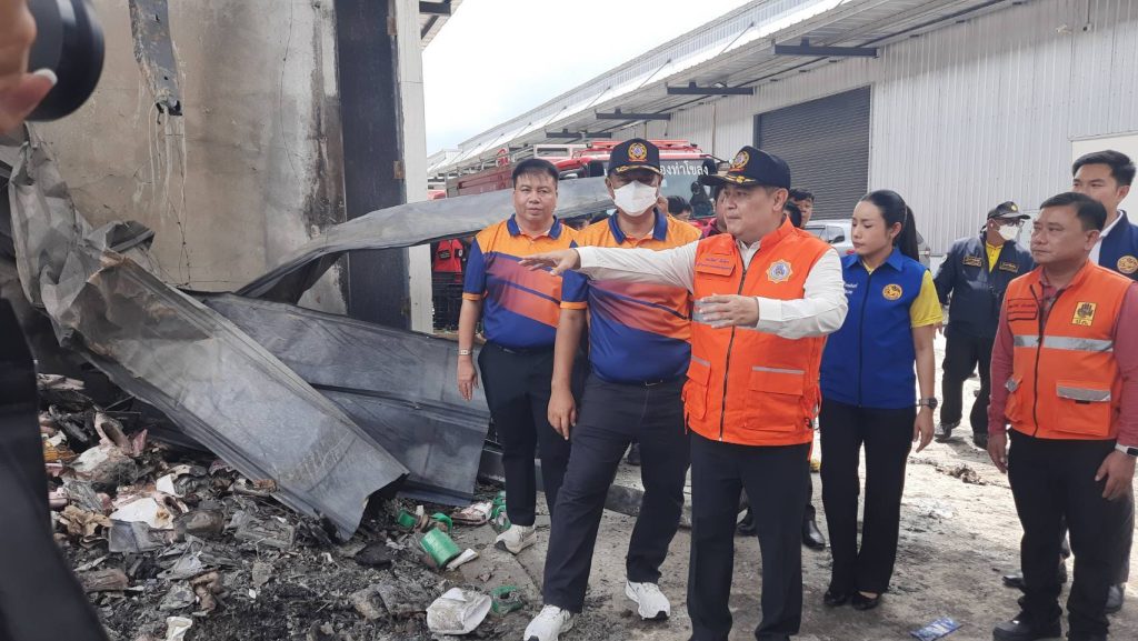 ปทุมธานี ผู้ว่าปทุมเข้า ตรวจเพลิงไหม้โกดังสินค้าวอด5หลังกั้นพื้นที่หวั่นโครงถล่ม 15 Talknews Online