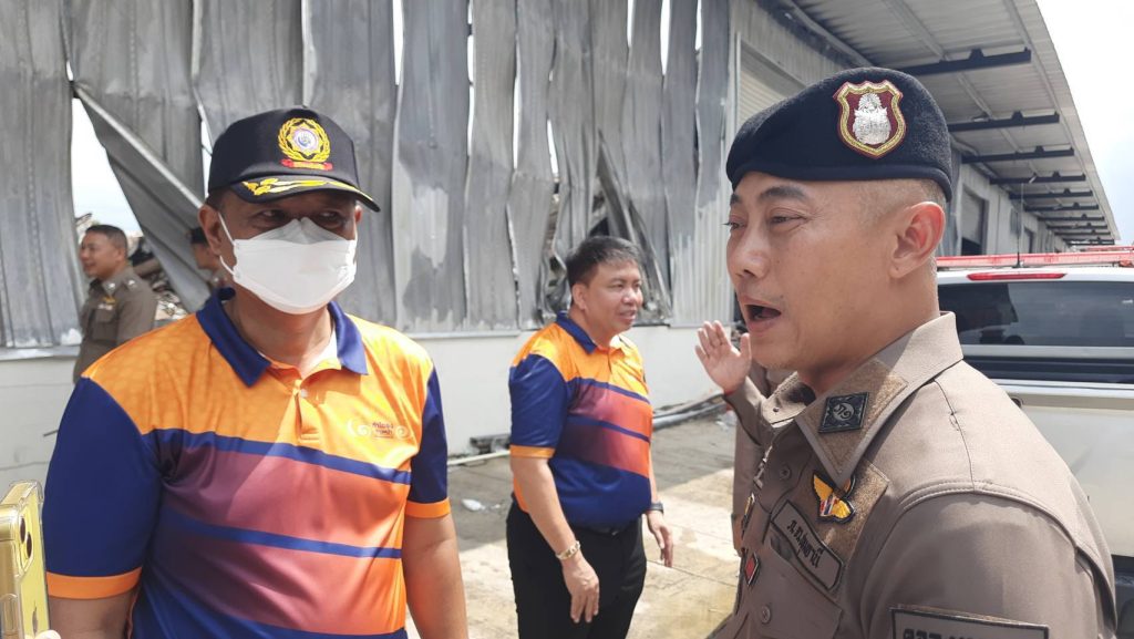 ปทุมธานี ผู้ว่าปทุมเข้า ตรวจเพลิงไหม้โกดังสินค้าวอด5หลังกั้นพื้นที่หวั่นโครงถล่ม 14 Talknews Online