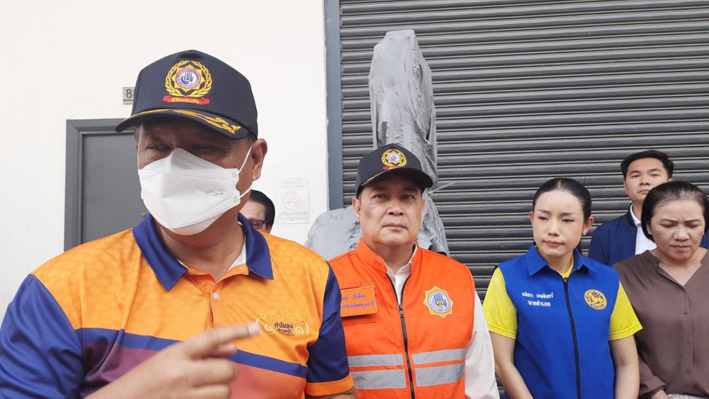 ปทุมธานี ผู้ว่าปทุมเข้า ตรวจเพลิงไหม้โกดังสินค้าวอด5หลังกั้นพื้นที่หวั่นโครงถล่ม 13 Talknews Online