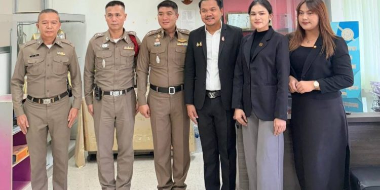 พังงา -ทนายเอก สรรเพชร ทิพย์มณเฑียร” สมัครรับเลือกตั้งประธานสภาทนายความจังหวัดพังงา สมัยที่ 2 พร้อมสโลแกน “รักเพื่อน ห่วงพี่ ดูแลน้อง” ได้รับหมายเลข 1 – เสียงเชียร์ล้นหลามจากพี่น้องทนายความทั่วจังหวัด